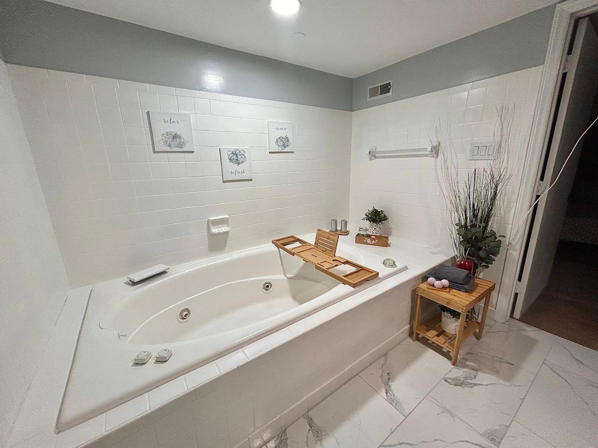Comfy Lower Lvl Apt With Jetted Tub Near Uptown And Unc Charlotte Dış mekan fotoğraf